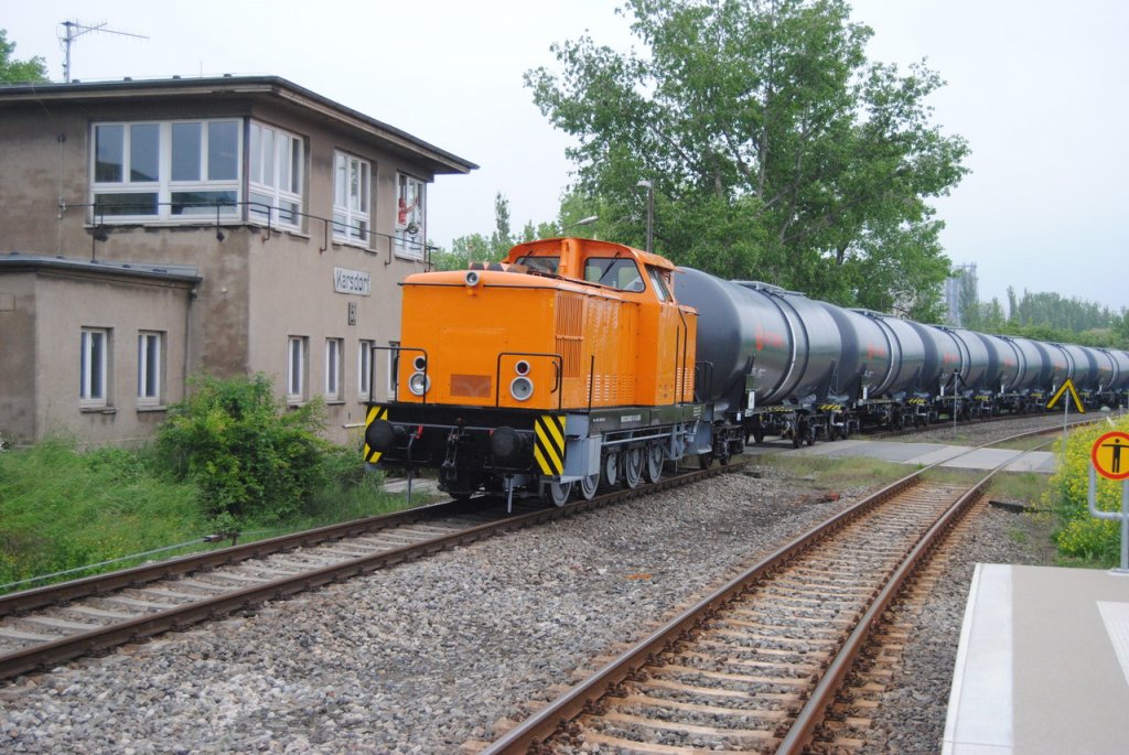 EBS 346 601 drckt am 31.05.2012 zahlreiche Kesselwagen, die von InfraLeuna Loks nach Karsdorf gebracht wurden in den Anschluss vom Zementwerk. Dort werden die wagen abgestellt. (Foto: Dampflok015)