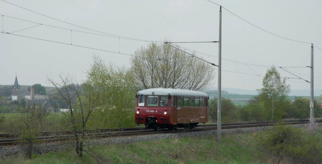 EBS 772 345-5 als  Unstrut-Schrecke-Express  DbZ 32700 von Erfurt Hbf nach Roleben, am 01.05.2013 zwischen Reinsdorf (b Artern) und Artern. (Foto: Silvio Vernaldi)