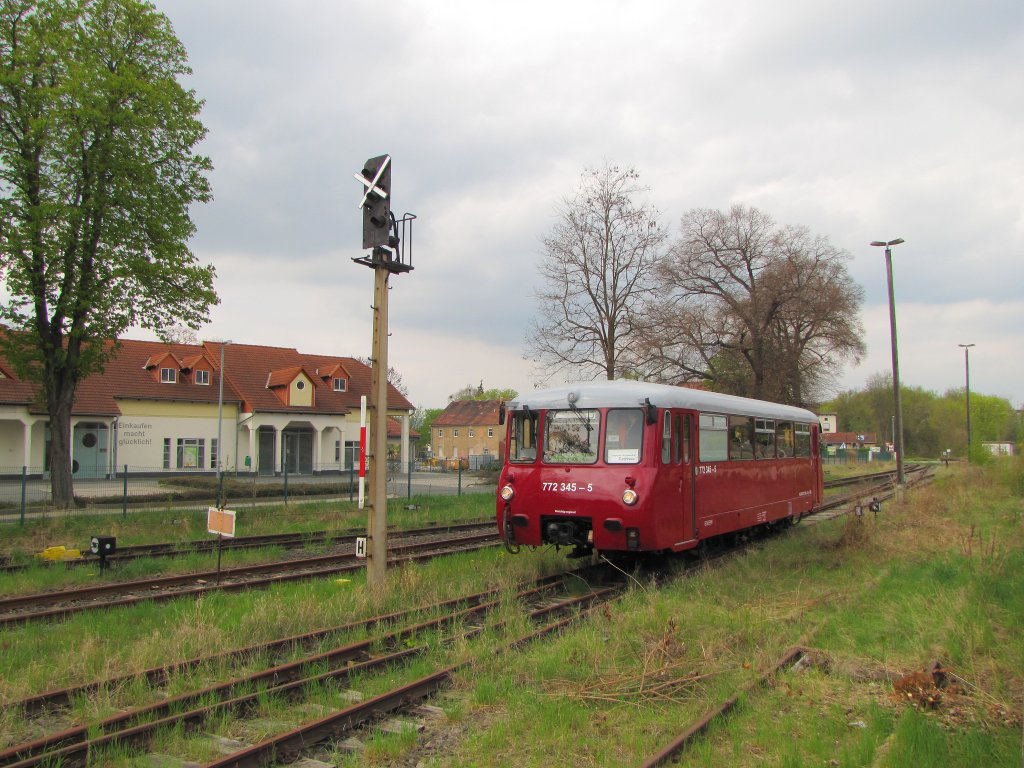 EBS 772 345-5 als  Unstrut-Schrecke-Express  DbZ 32700 aus Erfurt Hbf, am 01.05.2013 von Artern her kommend bei der Eifahrt in Roleben.