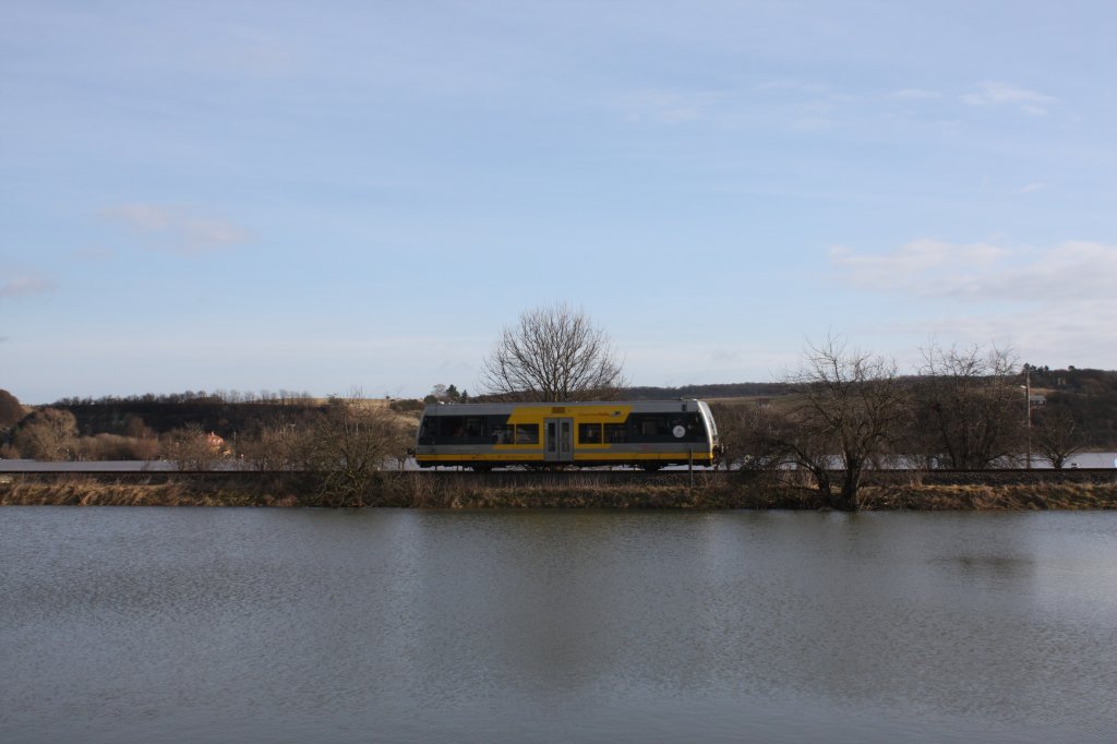 Ein 672er der Burgenlandbahn am 15.01.2011 als RB 34873 von Wangen nach Naumburg Ost, auf der Fahrt durch das Unstruthochwasser bei Kleinjena. (Foto: Jens-Peter Ruske)