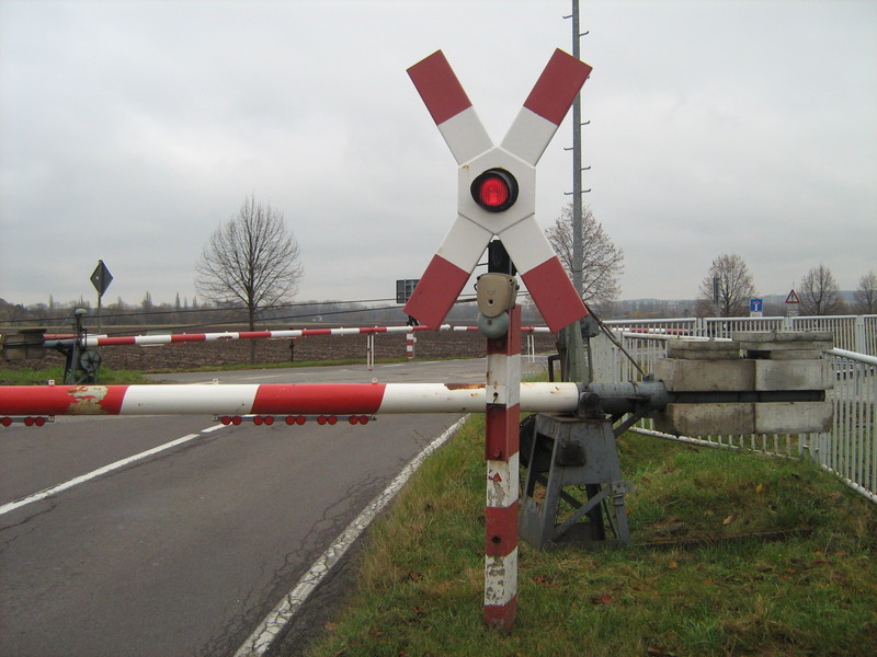 Ein Andreaskreuz am Bahnübergang der B180 in Kleinjena; 08