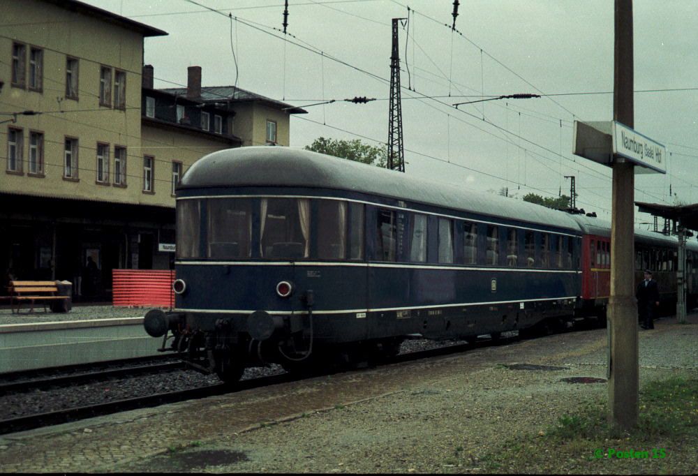Ein Aussichtswagen vom DB Museum in einem privaten Sonderzug von Halle (S) nach Freyburg und weiter zu Abstellung nach Karsdorf am 27.09.1995 in Naumburg Hbf. (Foto: Jrg Berthold)