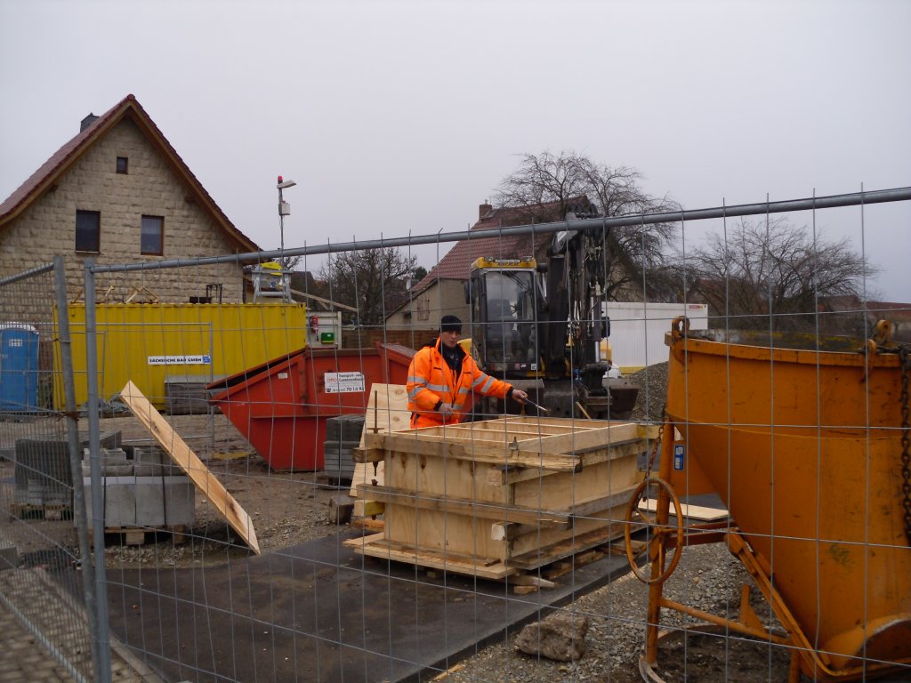 Ein Bauarbeiter beim Fertigen einer Schalung fr ein Fundament FR den neuen Bahnsteig in Kirchscheidungen; 13.01.2012