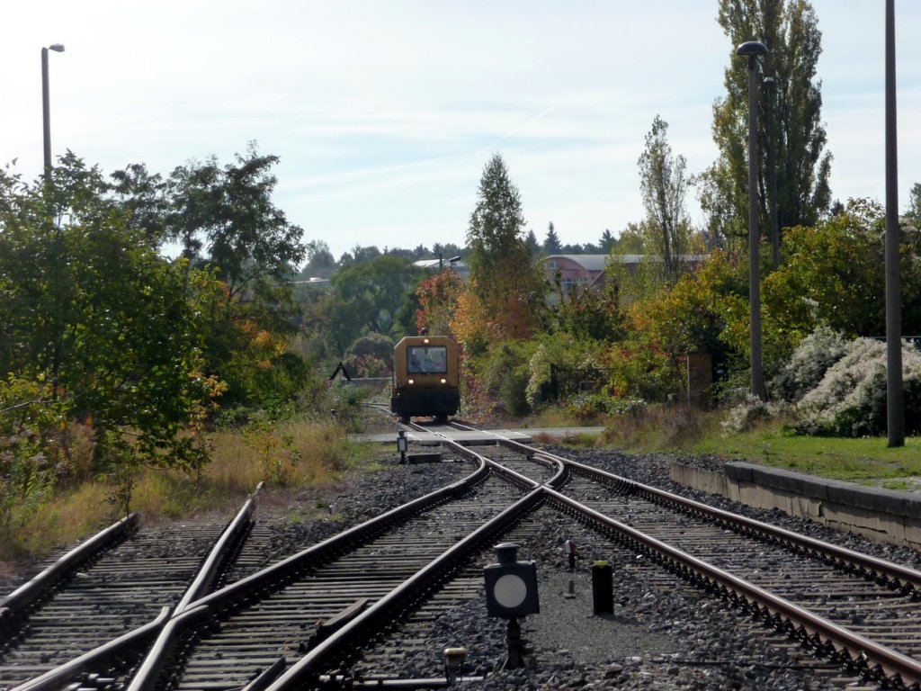 Ein DB Gleisarbeitsfahrzeug aus Richtung Teuchern kommend am 17.10.2012 in Naumburg Ost. Ziel der Fahrt ist Jena. (Foto: Klaus Pollmcher)