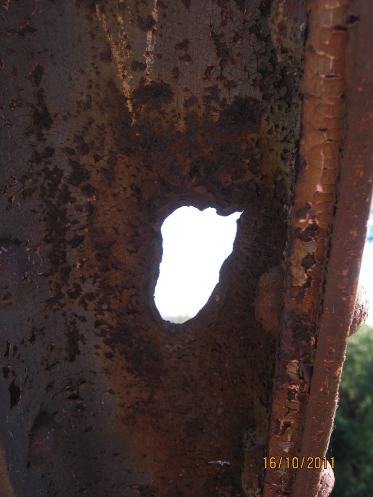Ein groes Einschuloch, vermutlich aus dem 2. Weltkrieg, an einem Stahlpfeiler der alten Saalebrcke in Robach; 16.10.2011 (Foto: Hans Grau)