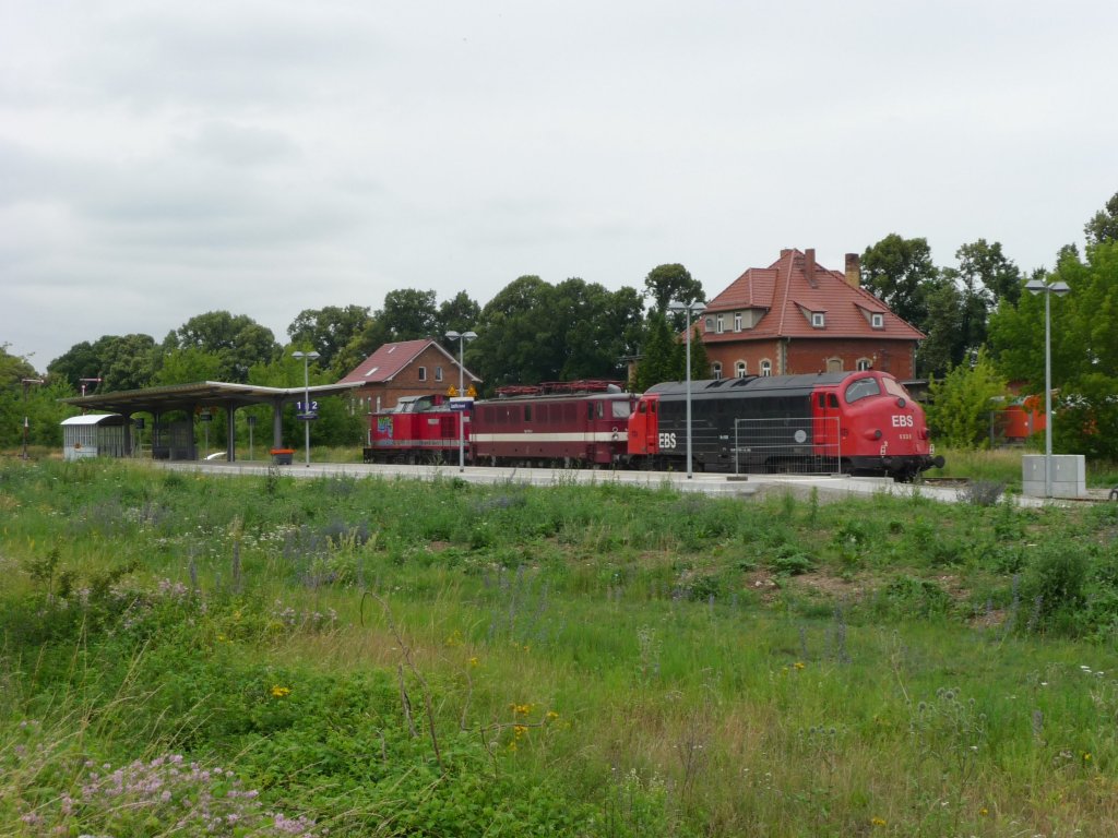Ein Lokzug nach Karsdorf mit einer unbekannten V100 der EBS, sowie der 142 110-6 und der 1131, am 03.07.2012 im Bf Laucha. (Foto: Klaus Pollmcher)