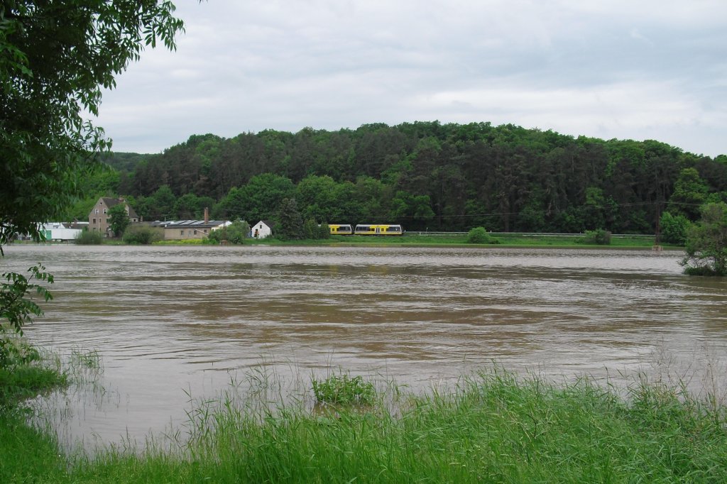Ein Triebwagen der Burgenlandbahn am 02.06.2013 als RB 34868 (Naumburg Ost - Wangen) mit dem Unstruthochwasser bei Nebra. (Foto: Kevin Wrobel)
