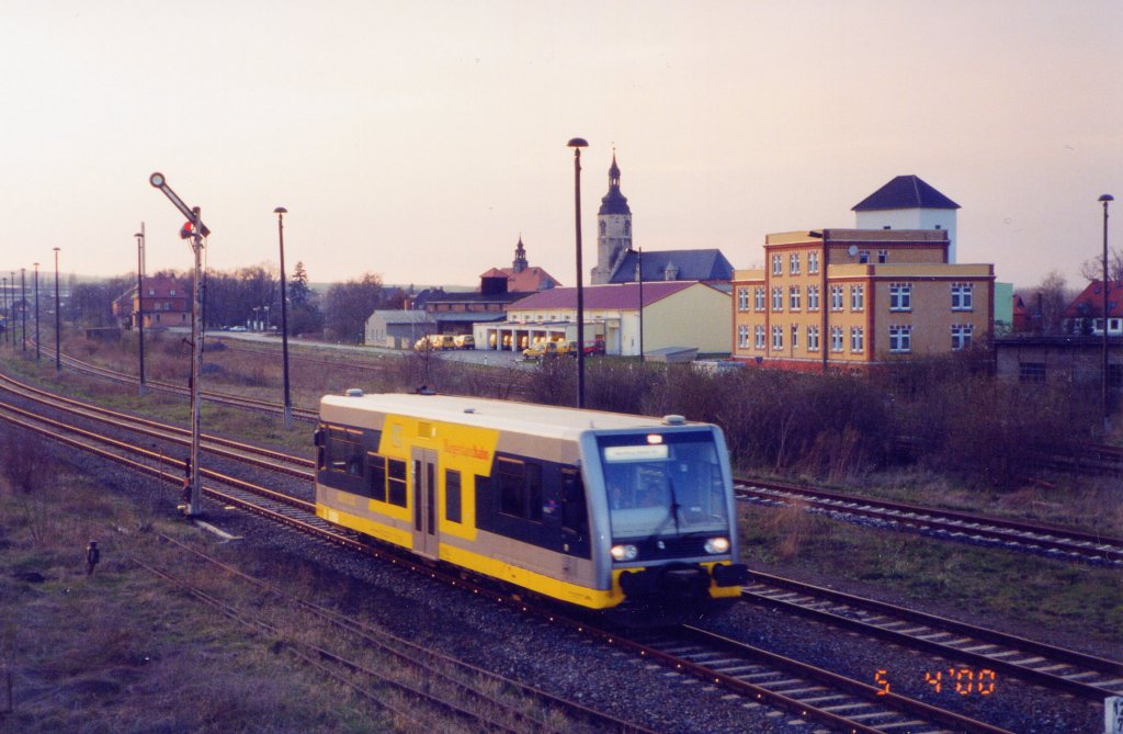 Ein Triebwagen der KEG auf der Fahrt nach Naumburg (S) Hbf, bei der Ausfahrt in Laucha; 05.04.2000 (Foto: Gnther Gbel)