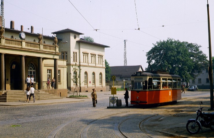 Ein Tw am 14.07.1987 auf dem Vorplatz des Naumburger Hauptbahnhofs. (Foto: Wolfgang Meyer)
