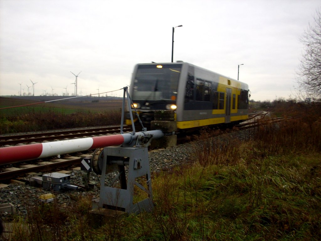 Ein VT 672 der Burgenlandbahn kommt aus Naumburg Ost in Teuchern an und berquert den B am ehemaligen Betonwerk; 19.11.2010