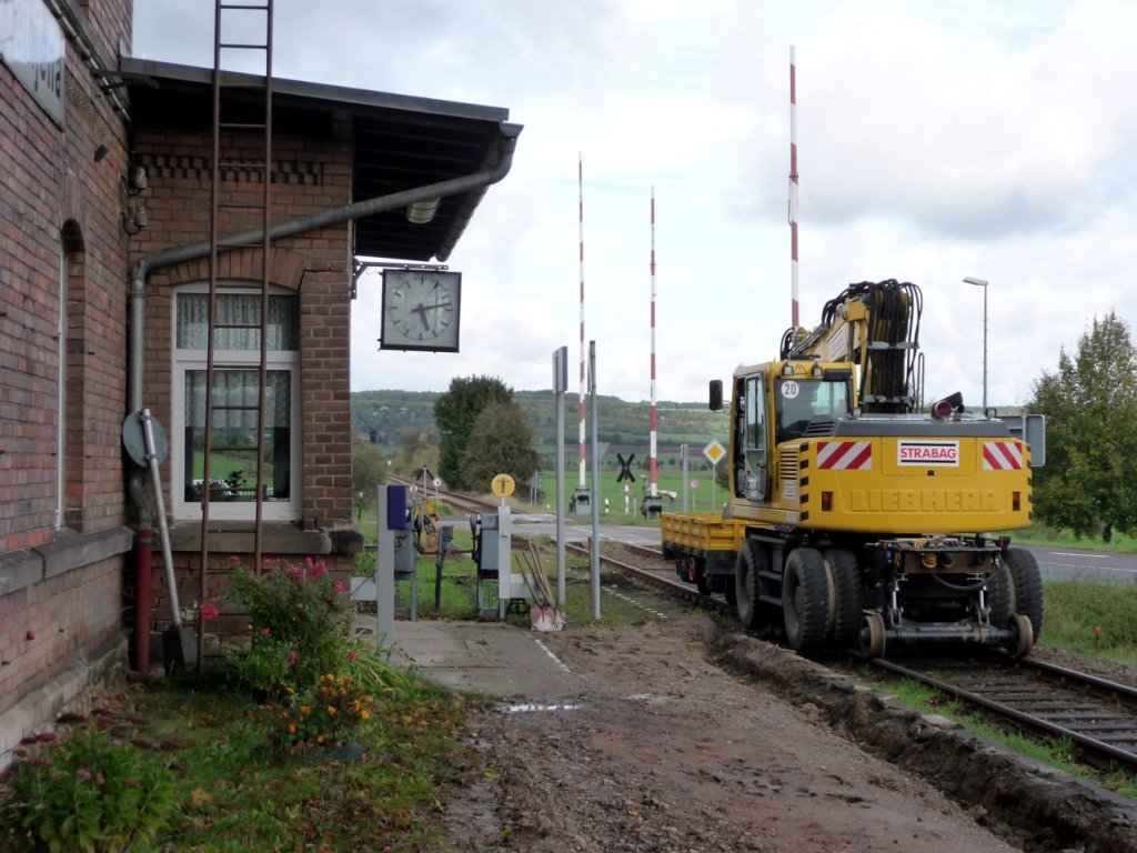 Ein Zweiwegebagger der Strabag am Hp Kleinjena. Dort wurde bereits damit begonnen, die alte Bahnsteigkante zuentfernen; 12.10.2011 (Foto: Klaus Pollmcher)