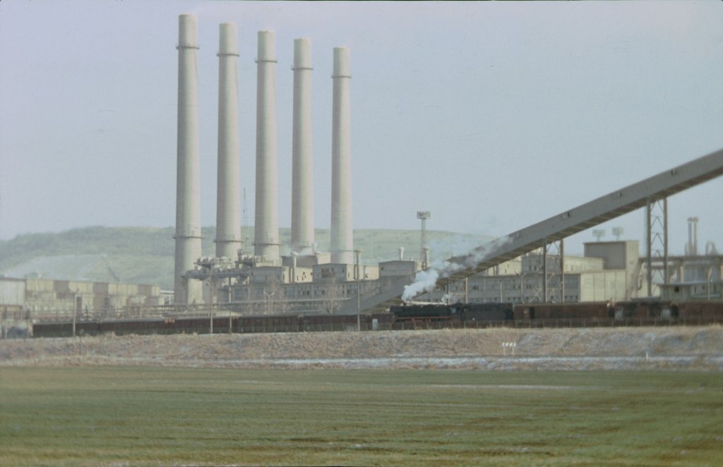 Eine Dampflok der BR 44 mit einem Gterzug vor der Kulisse des Zementwerks 2 in Karsdorf; 12.02.1981 (Foto: Klaus Pollmcher)