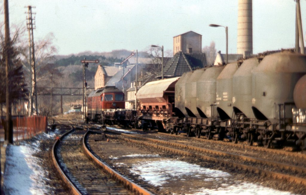 Eine Diesellok der BR 132 verlsst am 12.02.1981 den Bf Vitzenburg mit einem Gterzug Richtung Artern. (Foto: Klaus Pollmcher)