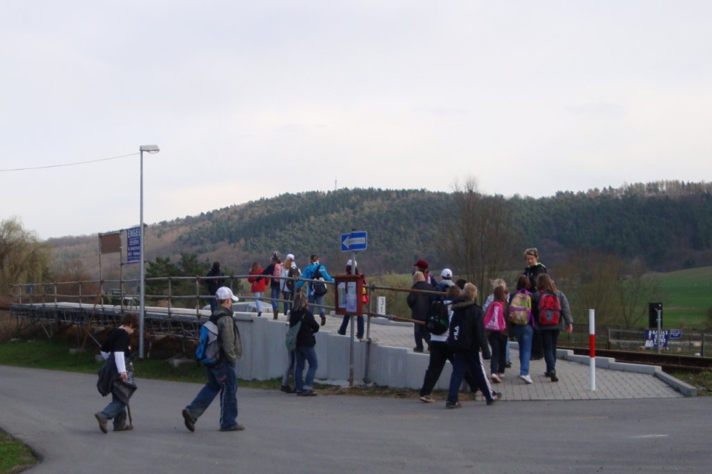 Eine Schulklasse nutzte am 30.03.2010 den Hp Wangen, um mit der Burgenlandbahn Richtung Naumburg zu fahren. (Foto: Gnther Gbel)