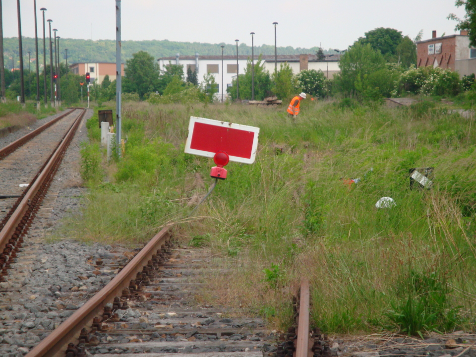Eine Sh2-Tafel vor den ehemaligen Rangiergleisen am Naumburger Ostbahnhof; 28.05.2011 (Foto: Gnther Gbel)