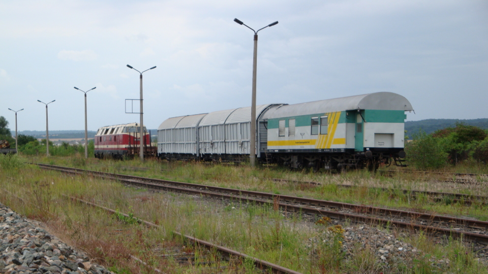 ELP 5250.05-5 (ex DB 228 742-3) und der KEG Wohnschlafwagen am Ende des Zuges, abgestellt am Zementwerk Karsdorf; 23.07.2009 (Foto: Gnther Gbel)