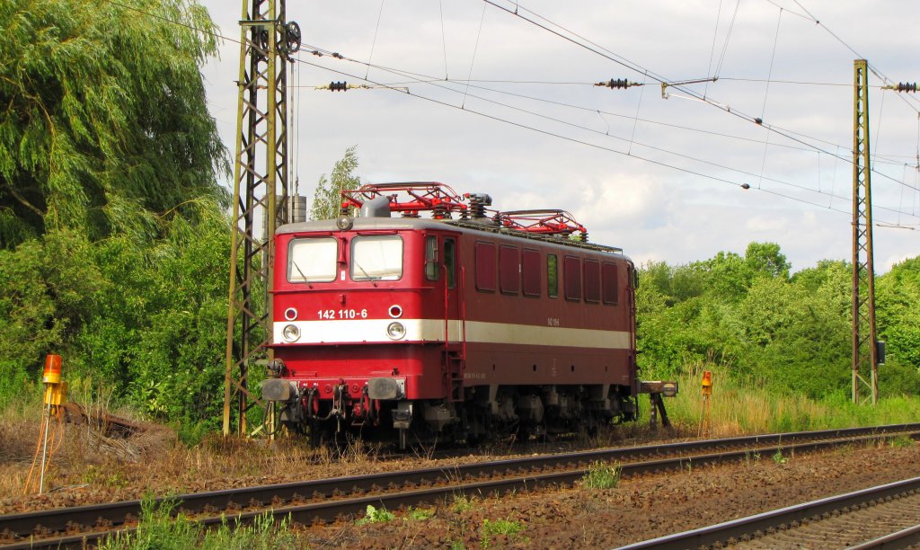 Erfurter Bahnservice 142 110-6 (91 80 6142 110-6 D-EBS) am 26.06.2012 abgestellt in Naumburg Hbf.