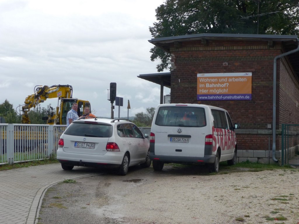 Fahrzeuge und Mitarbeiter von der ausfhrenden Firma Strabag am Hp Kleinjena, wo am 12.10.2011 bereits die alte Bahnsteigkante entfernt wurde. (Foto: Klaus Pollmcher)