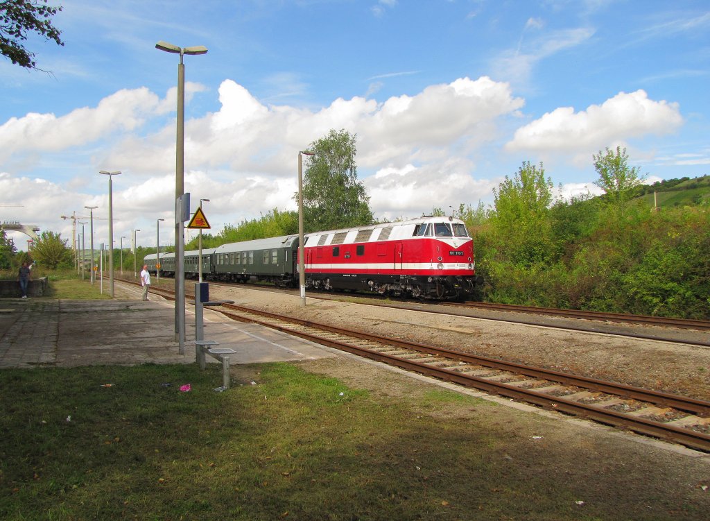 IG 58 3047 e.V. 118 770-7 mit dem DPE 13493 nach Leipzig-Plagwitz, im Bf Karsdorf. Der Bahnhof wird brigens im Zuge der Umbauarbeiten ab dem 08.10.11 an eine andere Stelle verlegt und in der Form nicht erhalten; 10.09.2011