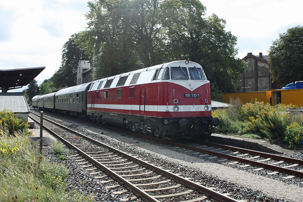 IG 58 3047 e.V. 118 770-7 mit dem DPE 13492 von Leipzig-Plagwitz nach Karsdorf, beim Kreuzungshalt in Teuchern; 10.09.2011 (Foto: Peter Grauke)