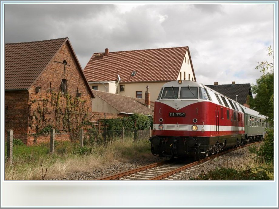 IG 58 3047 e.V. 118 770-7 mit dem Winzerfestsonderzug aus Leipzig-Plagwitz nach Freyburg, in Sten; 10.09.2011 (Foto: Steffen Tautz)