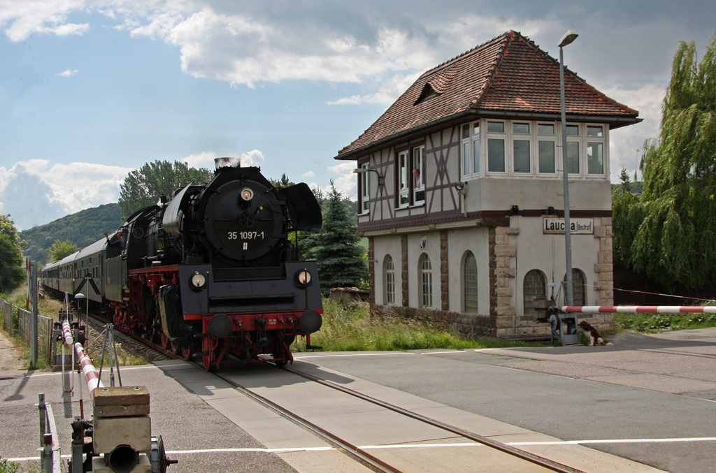 IG 58 3047 e.V. 35 1097-1 mit dem DPE 91459 von St. Egidien nach Karsdorf, neben dem Stellwerk Lw in Laucha; 09.06.2012 (Foto: Ren Richter)