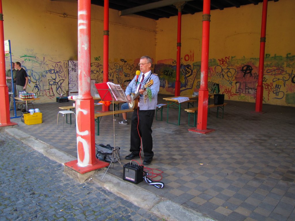 IG Mitglied Gnther Kressner begrte die Reisenden whrend dem Winzerfest im Bf Freyburg musikalisch mit regionalen Liedern; 11.09.2010