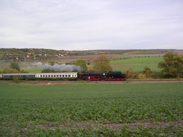IGE Werrabahn 41 1144-9 mit dem  Rotkppchen-Express II  auf der Rckfahrt von Freyburg nach Eisenach, am 22.09.2006 zwischen Freyburg und Kleinjena. (Foto: Thomas Menzel)