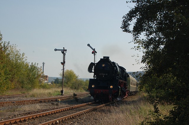 IGE Werrabahn 41 1144-9 mit dem Lr 74305 von Freyburg zur Abstellung und dem 6. Dampflokfest nach Karsdorf, bei der Ausfahrt in Laucha; 25.09.2011 (Foto: dampflok015)