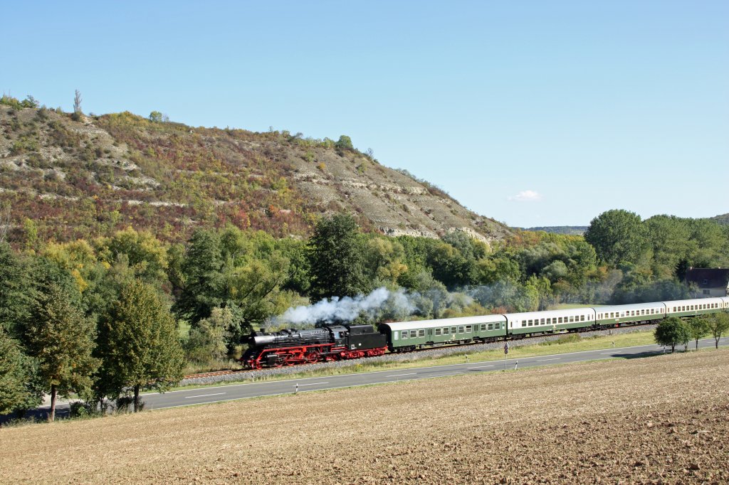 IGE Werrabahn 41 1144-9 mit dem leeren  Rotkppchen-Express I  auf der Fahrt von Freyburg nach Karsdorf, am 30.09.2012 im Unstruttal bei Balgstdt. (Foto: Jens-Peter Ruske)
