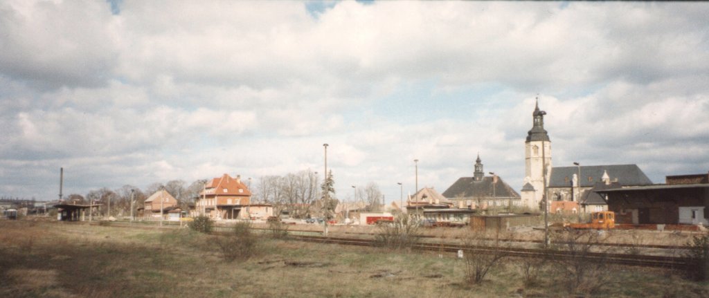 Im April 1994 steht ein SKL vor dem damaligen BHG Gebude im Bf Laucha. (Foto: Gnther Gbel)