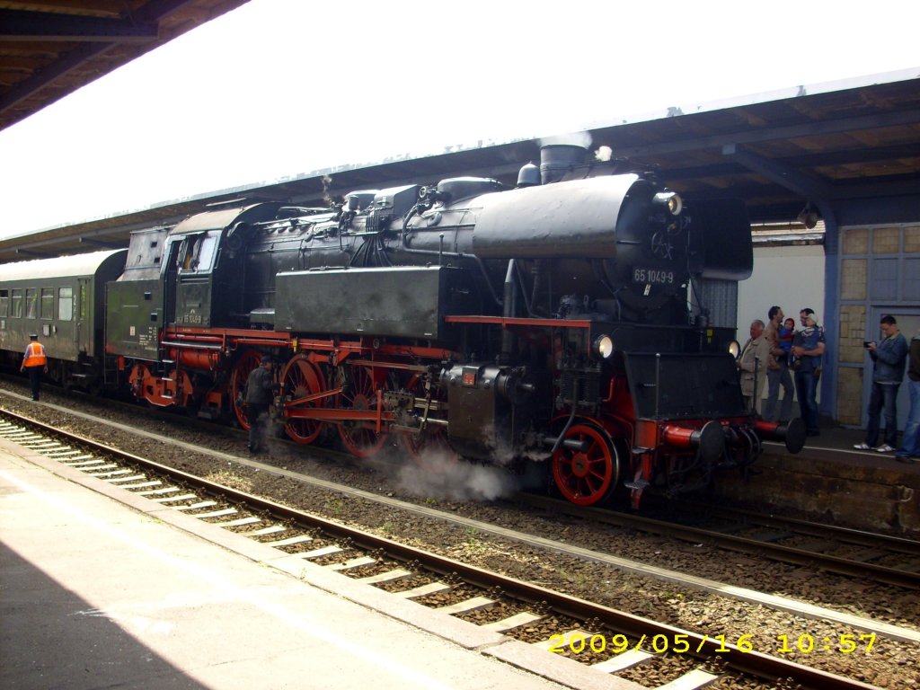 Im Bahnhof Zeitz am 16.05.2009, die Wartezeit des Sonderzugs aus Chemnitz anllich  150 Jahre Eisenbahn Gera  wird von der Lokbesatzung der 65 1049 fr Kontrollarbeiten genutzt.
