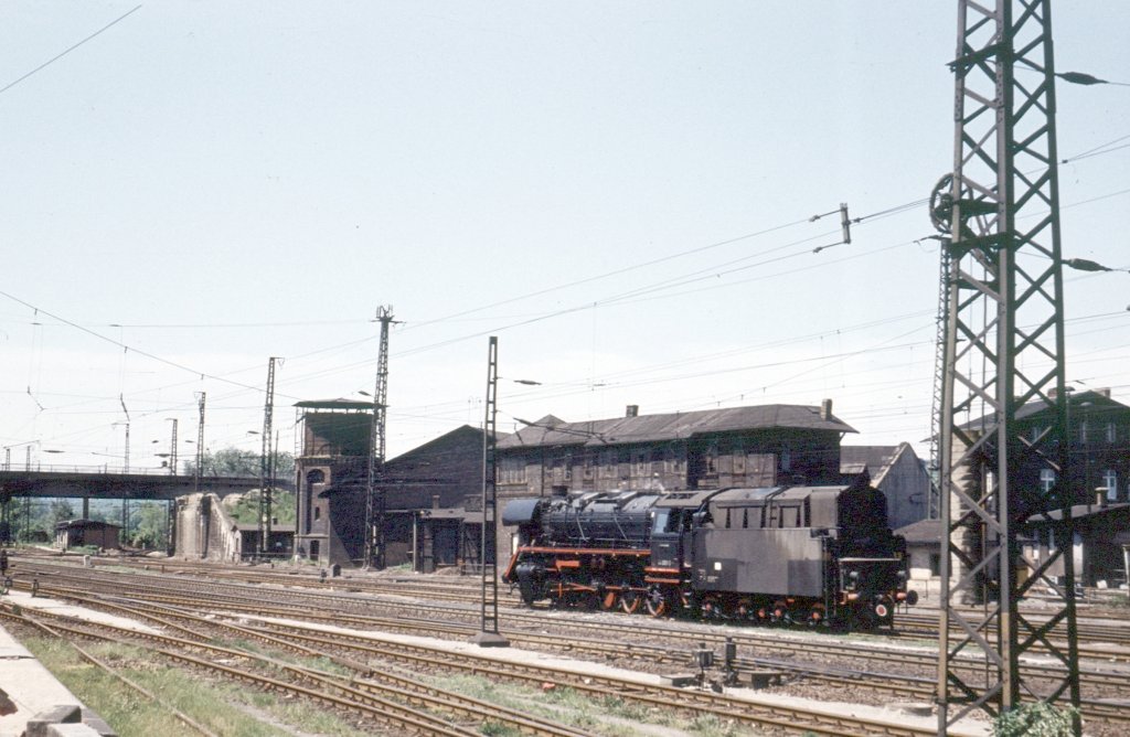 Im Juni 1980 fotografierte Klaus Pollmcher die DR 44 0618-7 als Lzv 58310 nach Camburg in Naumburg Hbf.