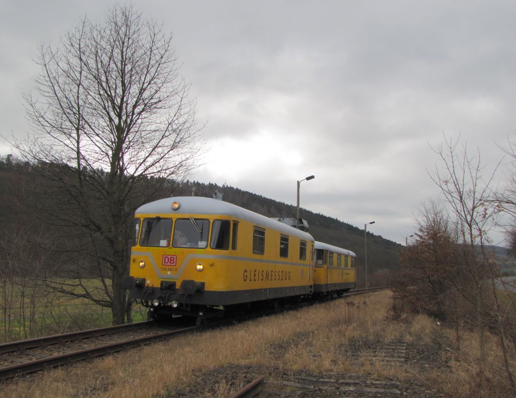 In Nebra zogen die Gleismesstriebwagen 725 002-0 + 726 002-9 noch bis hinter das Einfahrtssignal rau, bevor es als NbZ 94022 zurck nach Naumburg Hbf ging; 12.03.2012 