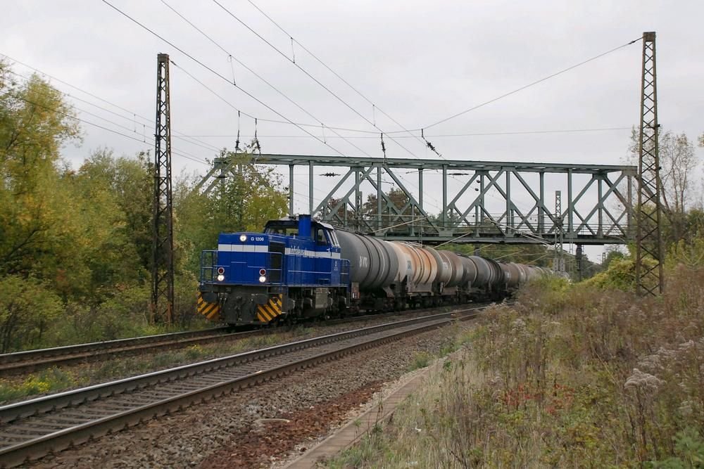 InfraLeuna 207 mit einem Kesselwagenzug unterhalb des berfhrungsbauwerks nach Naumburg Ost, in Naumburg Hbf; 15.10.2009 (Foto: Marco Zergiebel)