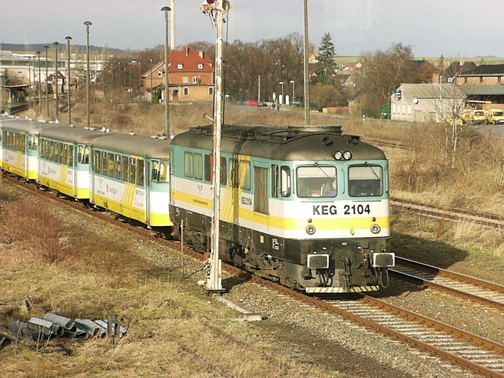 KEG 2104 mit 5 KEG MAN Schienenbussen als spterer Fuballsonderzug, bei der Ausfahrt in Laucha; 10.02.2002 (Foto: Frank Herrmann)