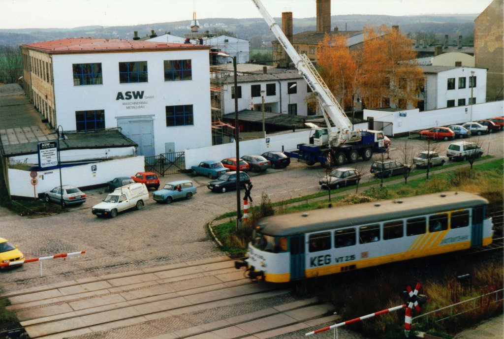 KEG VT 2.15  Unstrutbahn  ist am 06.11.1996 vermutlich als Personenzug aus Zeitz, in Richtung Naumburg Hbf unterwegs. Hier zu sehen in Naumburg Ost; 06.11.1996 (Foto: Hans Grau)