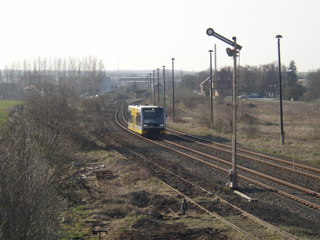 KEG VT 3.xx als RB nach Naumburg Ost, bei der Ausfahrt in Laucha; 30.03.2004 (Foto: Klaus Pollmcher)