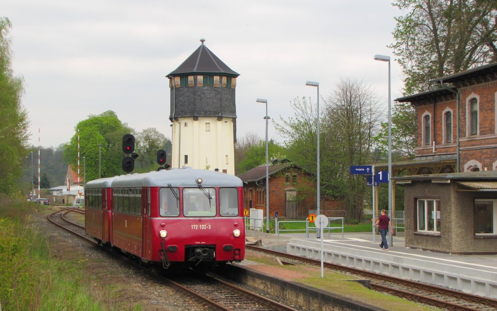 Kstner Schienenbusreisen 172 132-3 + 172 171-1 als DLr 25710 aus Karsdorf, am 01.05.2013 bei der Ankunft in Nebra.