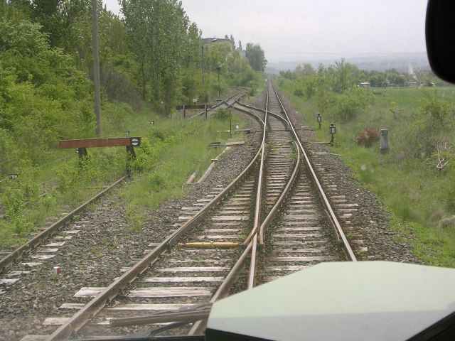 Kurz hinter dem Bf Karsdorf zweigt das Anschlussgleis zum Zementwerk Karsdorf von der Unstrutbahn ab; 14.05.2006 (Foto: Thomas Menzel)
