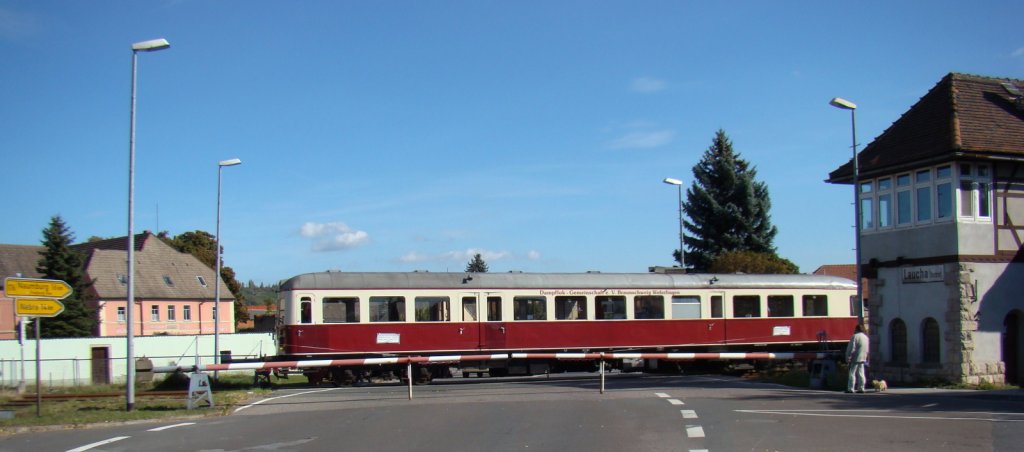 Lappwaldbahn 301 035-1  Anton  als DLr 91491 nach Karsdorf, am 03.10.2012 neben dem Stellwerk Lw in Laucha. (Foto: Gnther Gbel)