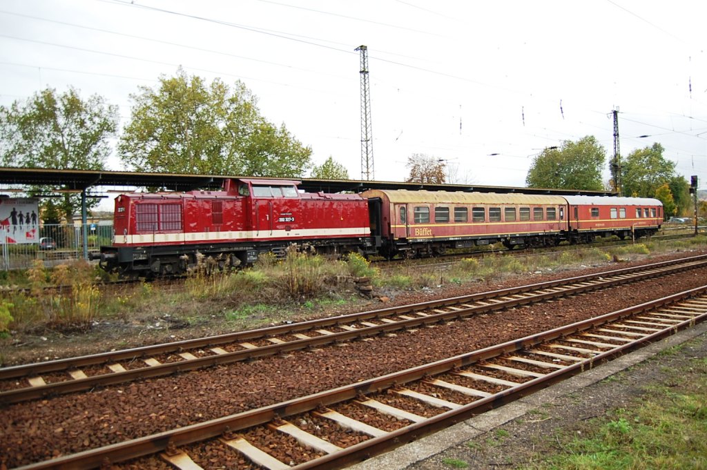 LEG 202 327-3 mit zwei alten Mitropa Speisewagen Richtung Grokorbetha, in Naumburg Hbf; 25.10.2009 (Foto: Hans-Jrg Winterberg)