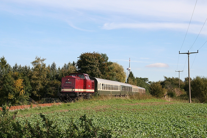 LEG 202 703-5 mit dem RE 16583  Rotkppchen-Express  von Altenburg nach Freyburg, bei Sten; 03.10.2010 (Foto: Andre Beck)