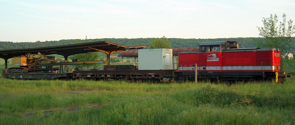 LOTRAC 7 auf der Fahrt mit einer Waggonramme der Balfour Beatty Rail GmbH zu ARCO nach Karsdorf, beim Kreuzungshalt in Laucha; 13.05.2008
