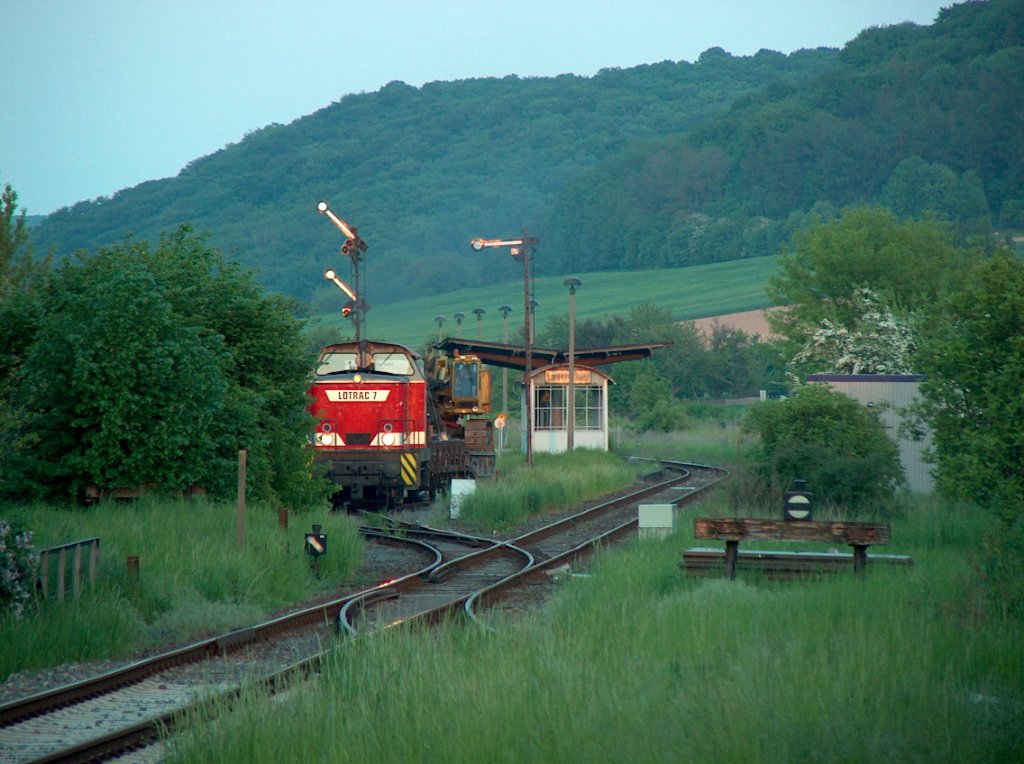 LOTRAC 7 mit einer Balfour Beatty Waggonramme auf der Fahrt nach Karsdorf, bei der Ausfahrt in Laucha; 13.05.2008