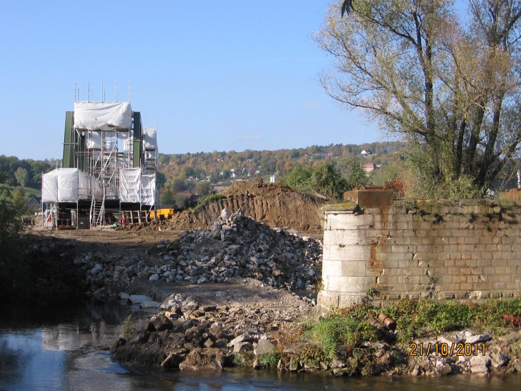 Nachdem die alte Saalebrcke in Robach demontiert wurde, wartet jetzt die neue Brcke auf ihren Einbau; 21.10.2011 (Foto: Hans Grau)