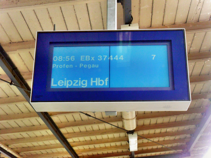Neue Technik am Bf Zeitz. Im Juni 2012 wurden fr die Gleise 5 - 8 Zugzielanzeiger installiert.  Sehbehinderte Menschen knnen sich die Anzeige per Knopfdruck auch ansagen lassen. Hier sieht man die Anzeige am Gleis 7; 19.07.2012 