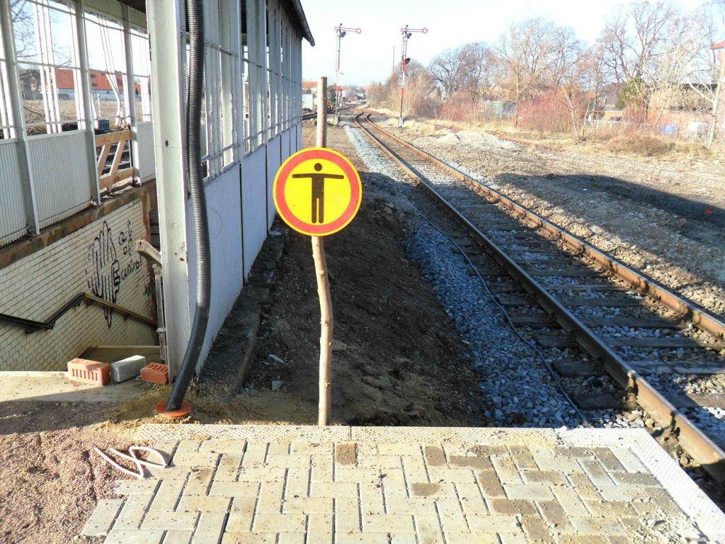  Nicht weiter gehen  Schild am neuen Bahnsteig in Laucha. Als Halterung kamen natrlich gewachsene Rohstoffe zum Einsatz; 26.01.2012