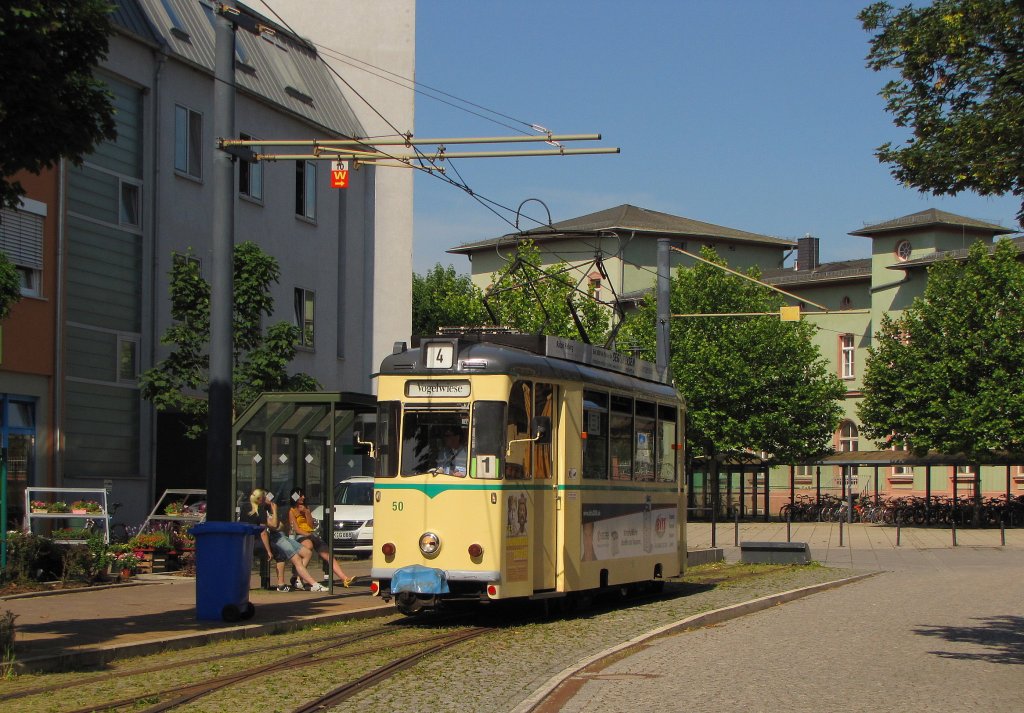 NTB Tw 50 steht abfahrbereit als Linie 4 zur Vogelwiese neben dem Naumburger Bahnhofsvorplatz; 06.06.2011 