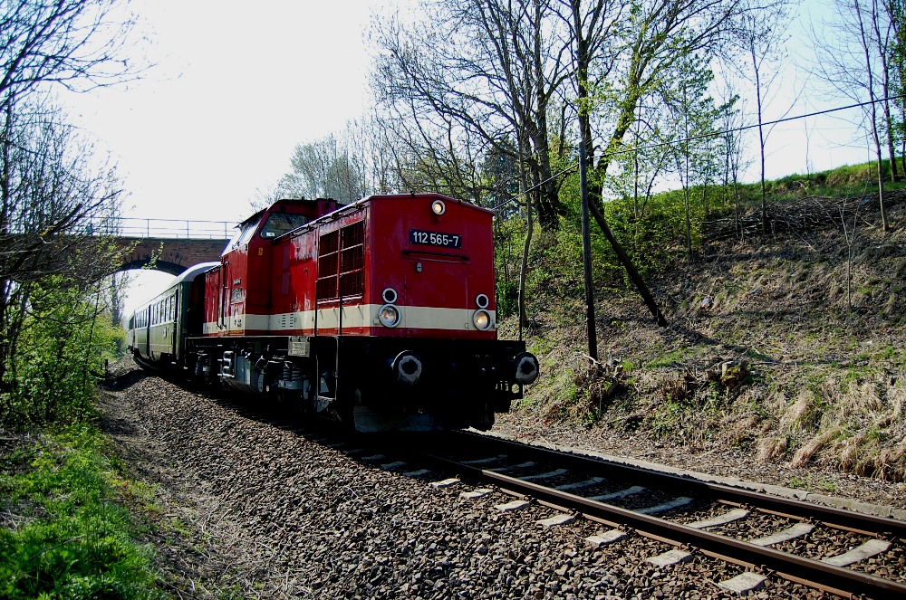 PRESS 112 565-7 mit einem Sonderzug des VSE Schwarzenberg nach Naumburg, bei der Einfahrt in Teuchern; 25.04.2010 (Foto: Hans-Jrg Winterberg)